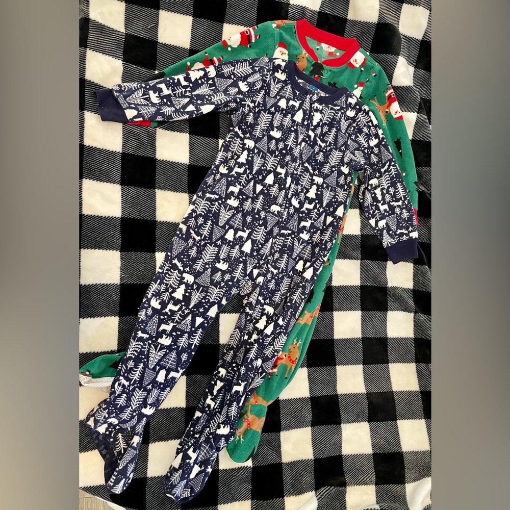 Old Navy, Carters size 3T Christmas Winter pajamas Zip up footies Boy or Girl 🎄